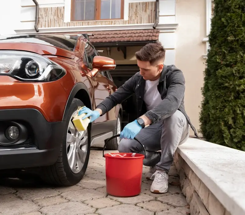 Lavage auto à domicile Colombelles : professionnel intervenant sur un véhicule